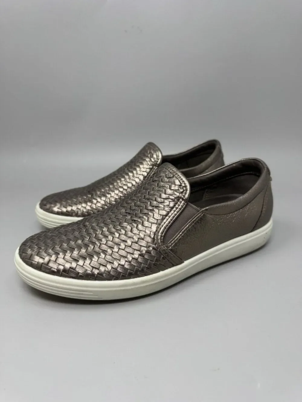 Ecco Soft 7 Shoes Women’s SIZE 8 Woven Slip On Sneakers Metallic Leather Bronze